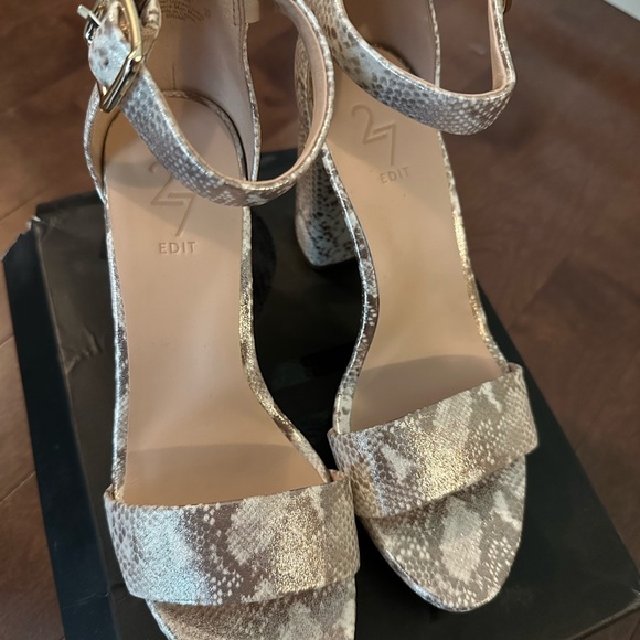 27 Edit by Naturalizer Sandal size 38 (8) in white/tan snakeskin pattern - Picture 2 of 9